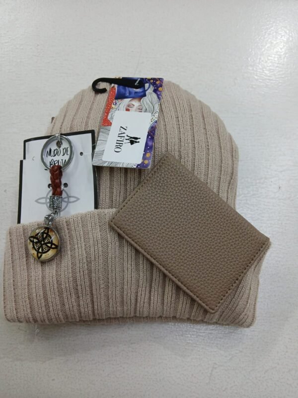 Pack gorro de lana, tarjetero y llavero