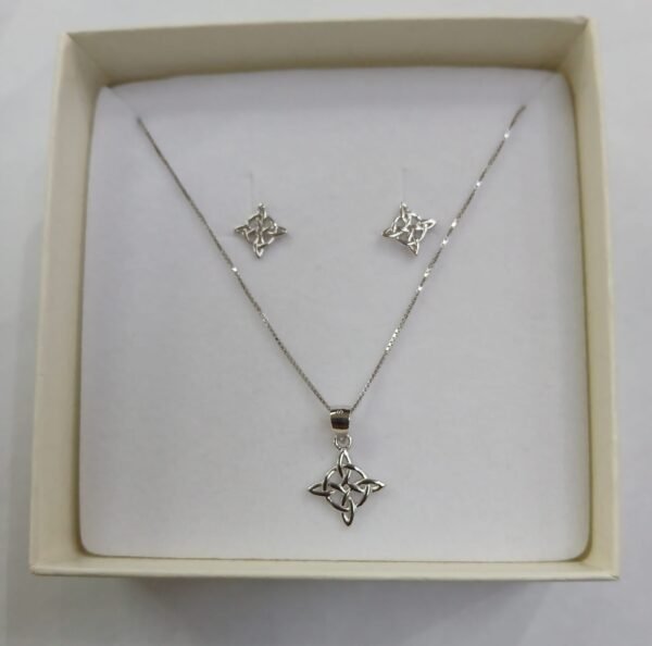 Conjunto colgante y pendientes nudo de bruja. Plata de Ley