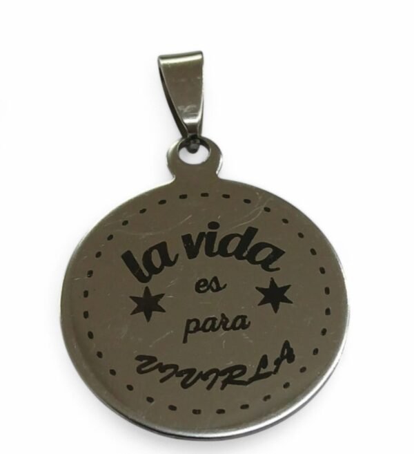 Colgante la vida es para vivirla.acero 26mm