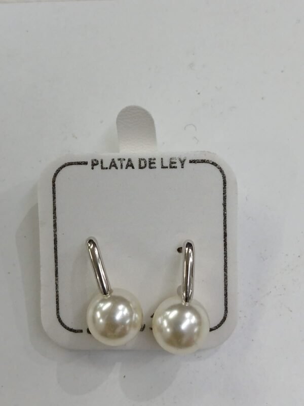 Pendientes de plata con perlas blancas.