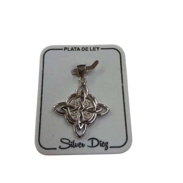 Colgante nudo de bruja con grabado de triquetas. Plata de Ley-sin cadena