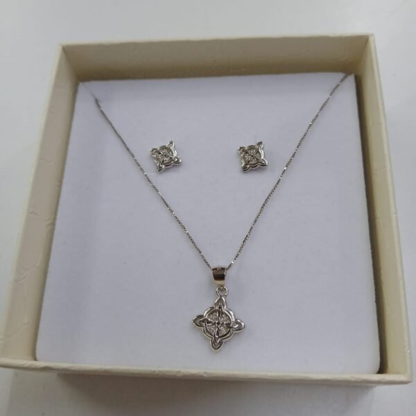 Conjunto colgante y pendientes con nudo de bruja grabado de triquetas. Plata de Ley
