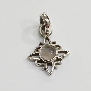 Colgante mini Nudo de Bruja con Cuarzo Rosa | Plata de Ley